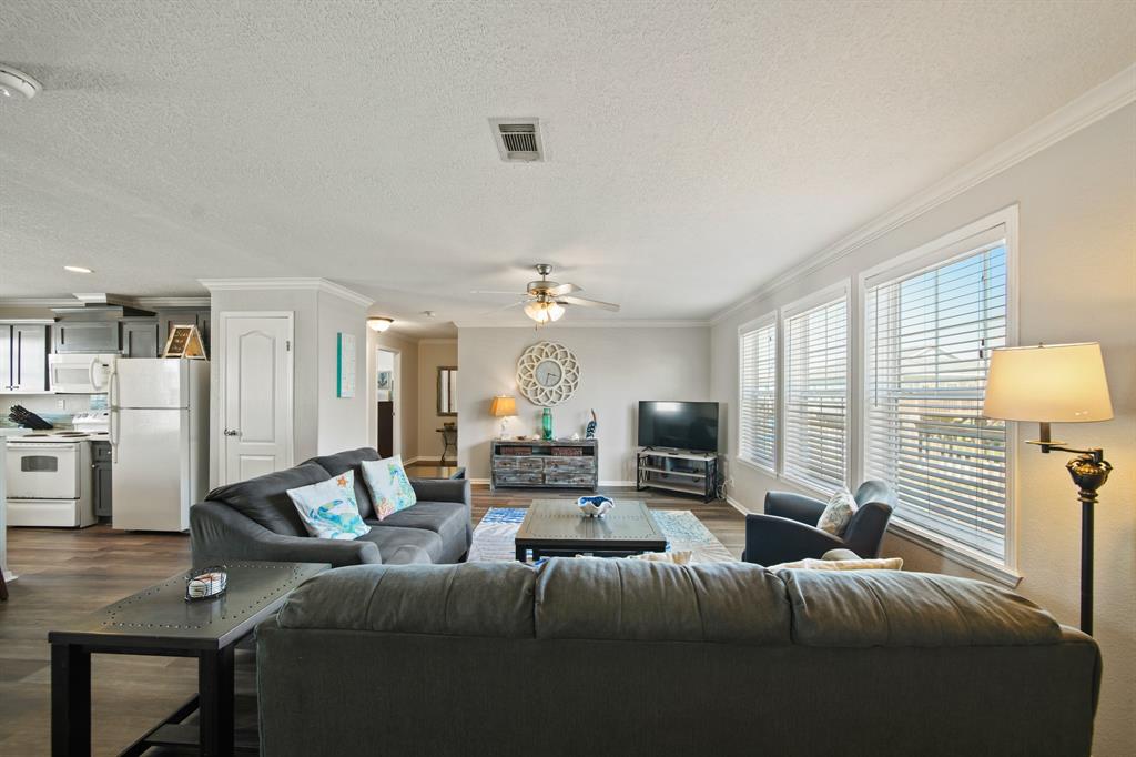 905 Meynig Drive, Crystal Beach, Texas image 16
