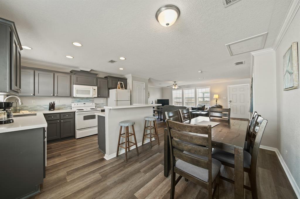 905 Meynig Drive, Crystal Beach, Texas image 12