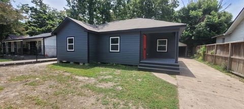 Photo of 54 De Boll Street, Houston, TX 77022 (MLS # 21892587)