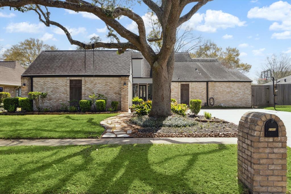 2303 Fairway Circle, Pearland, Texas image 1
