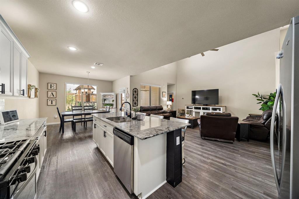 4221 E Bayou Maison Circle, Dickinson, Texas image 10
