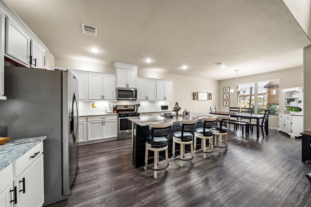 4221 E Bayou Maison Circle, Dickinson, Texas image 9