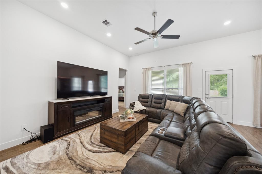 6006 Hazel Place Drive, Conroe, Texas image 10