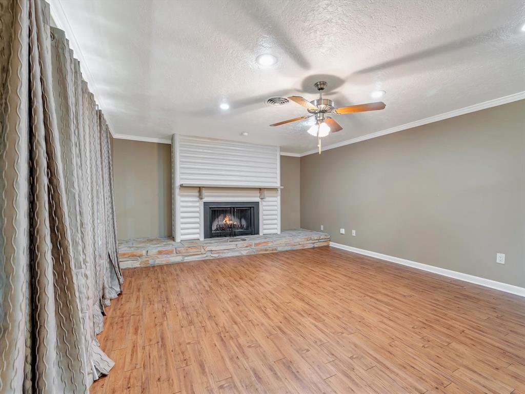 208 Burnett Drive, Baytown, Texas image 8