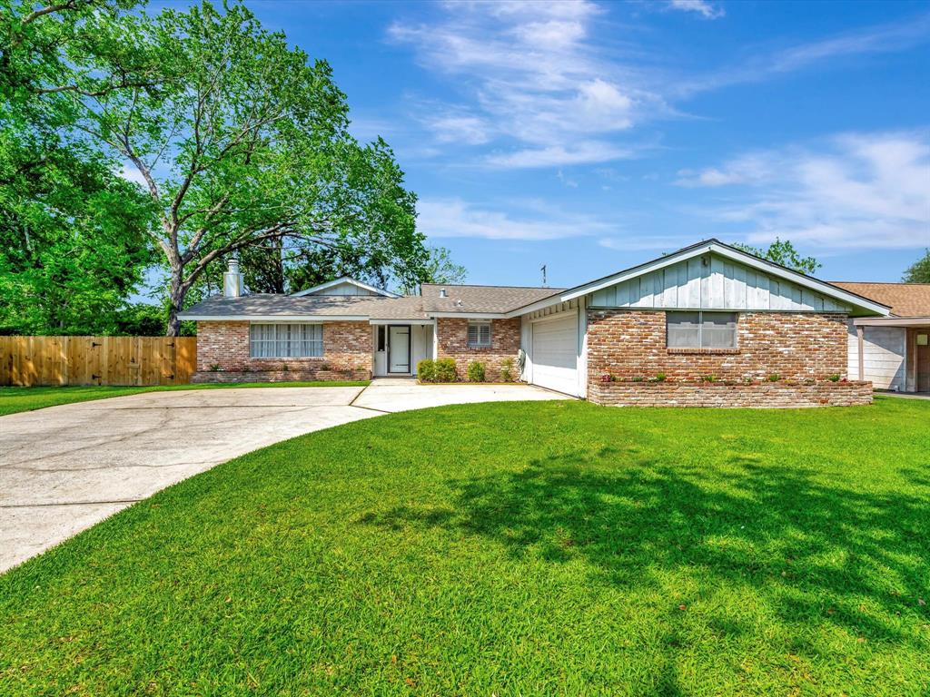 208 Burnett Drive, Baytown, Texas image 1
