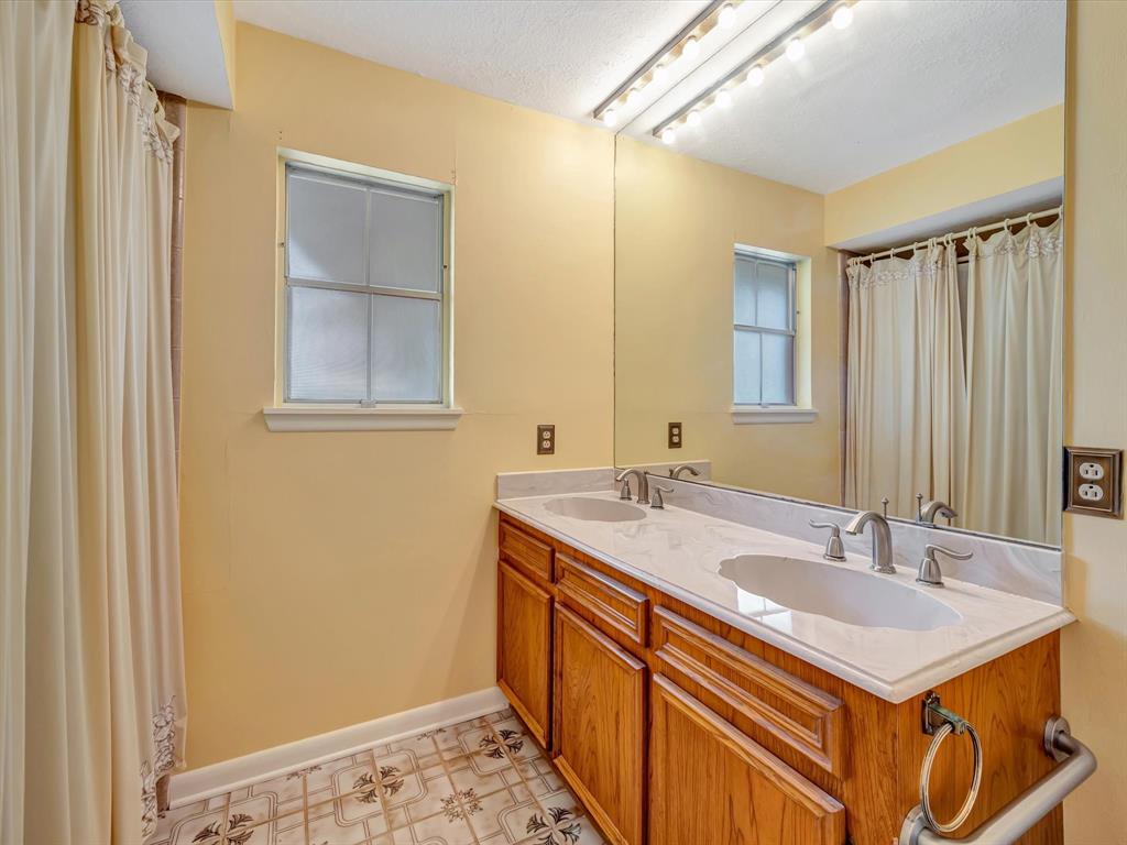 208 Burnett Drive, Baytown, Texas image 42