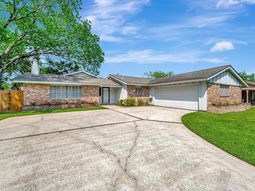 208 Burnett Drive, Baytown, Texas image 4