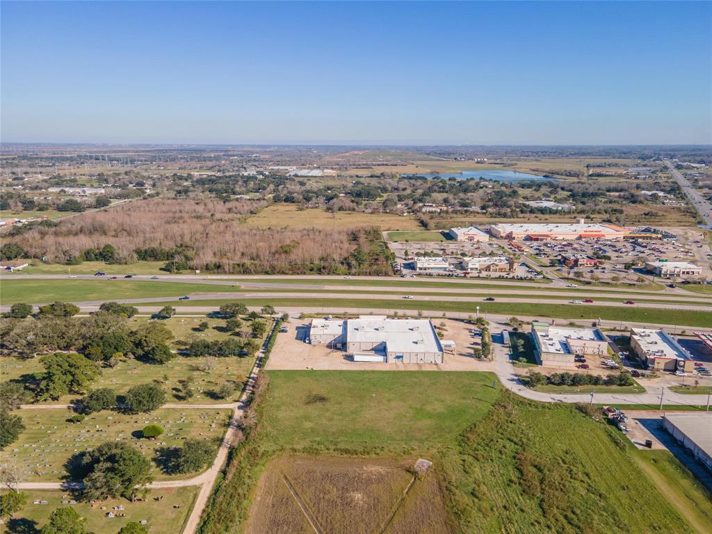 Alvin Crossing, Alvin, Texas image 15