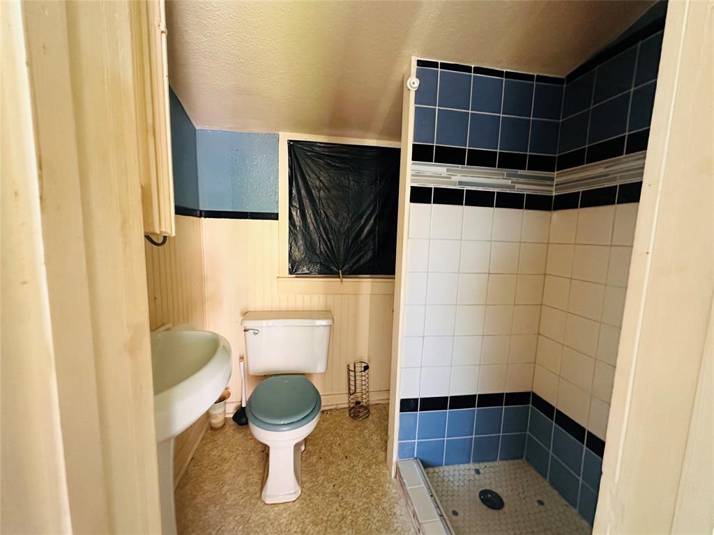 1002 Hopkins Street, Yoakum, Texas image 31