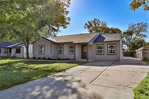 A home in Angleton