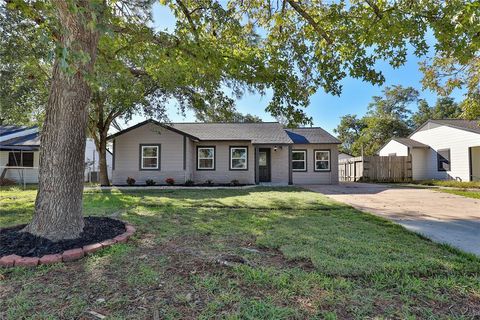 A home in Angleton