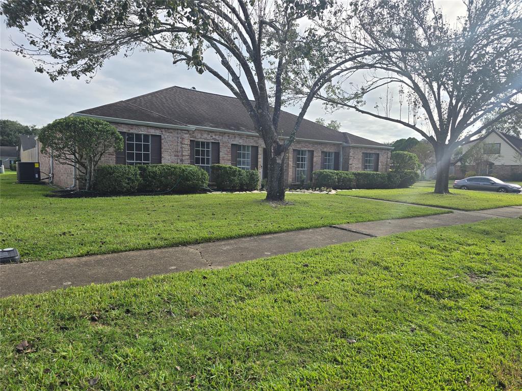 301 W Castle Harbour Drive, Friendswood, Texas image 3