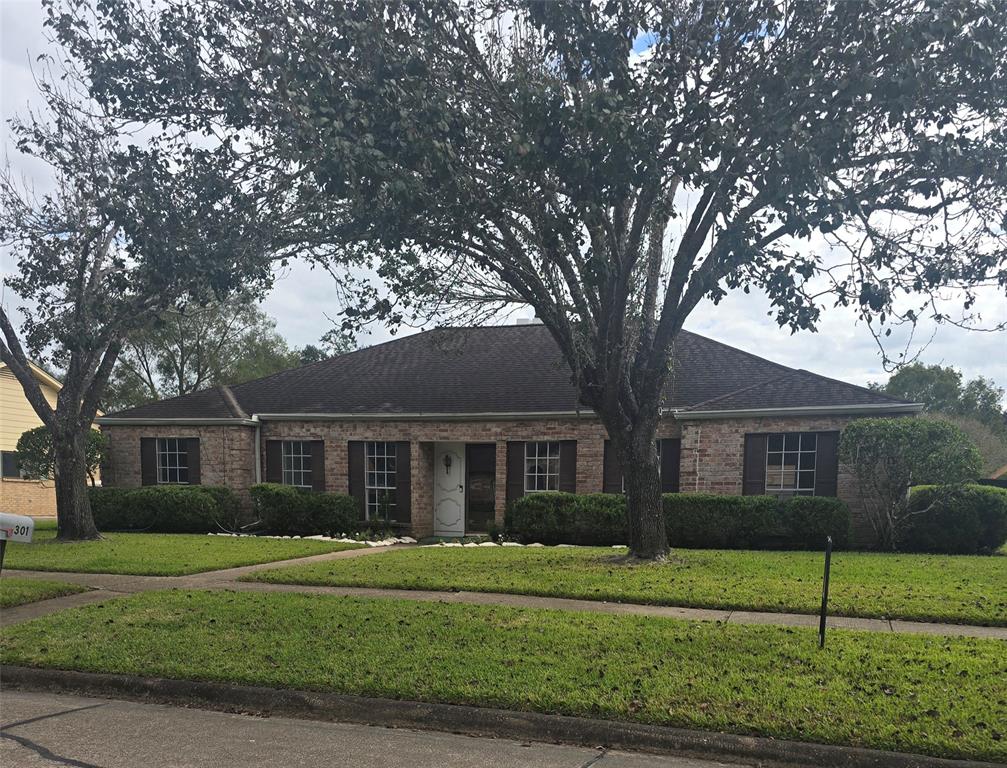 301 W Castle Harbour Drive, Friendswood, Texas image 1