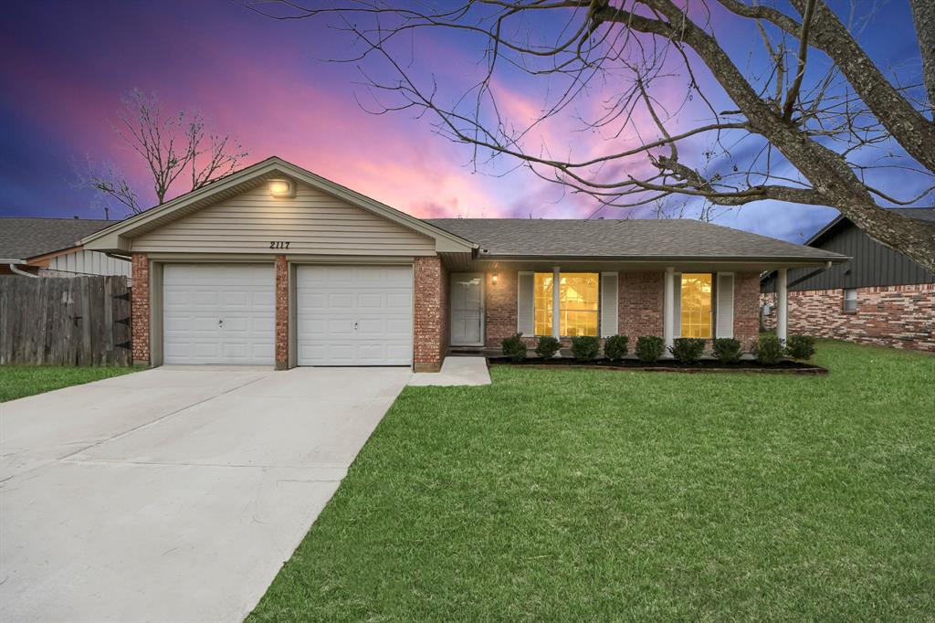 2117 Williamsburg Court, League City, Texas image 1