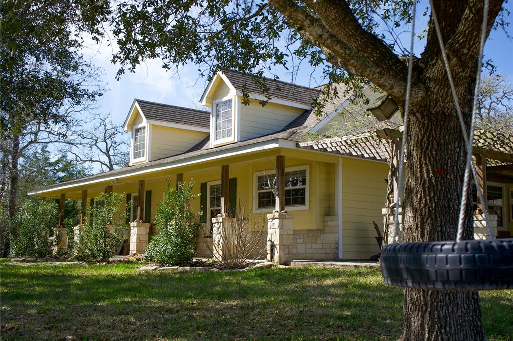 1076 W Branding Iron Rd, Weimar, Texas image 2