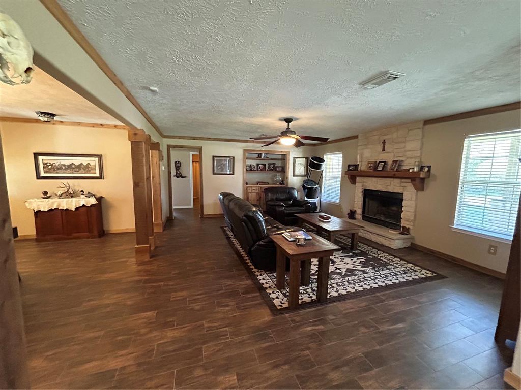 1076 W Branding Iron Rd, Weimar, Texas image 11