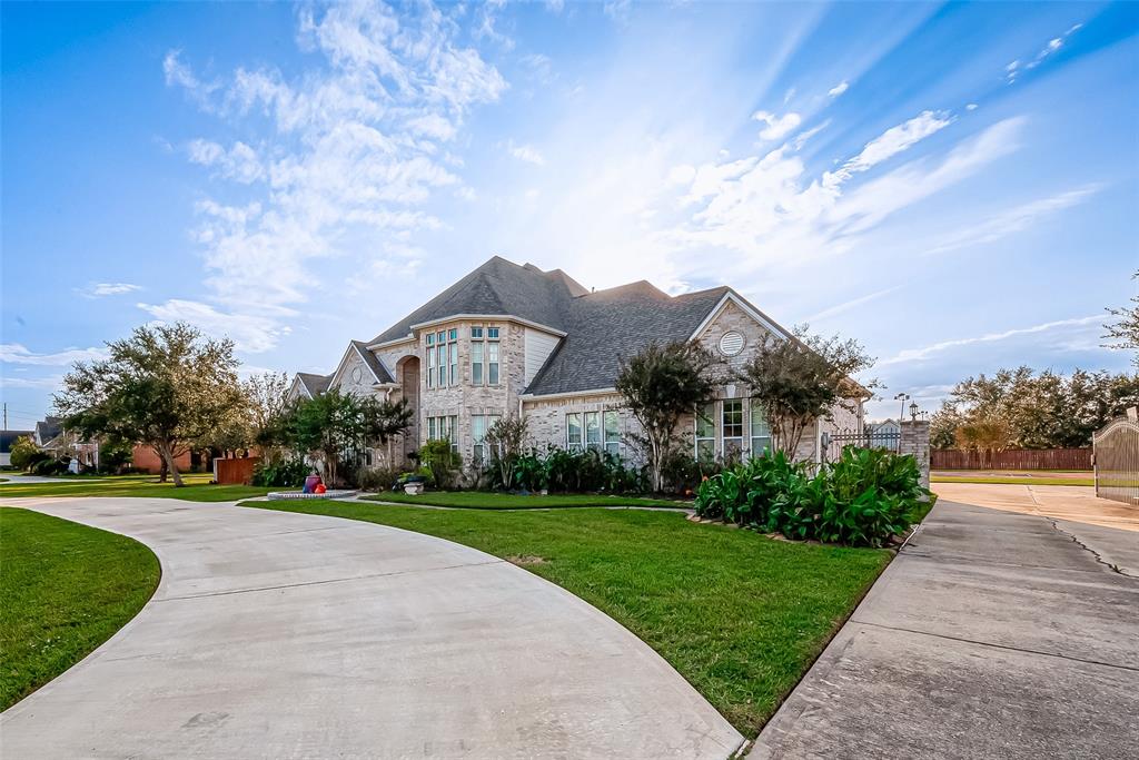 1904 Stonegrove Court, Pearland, Texas image 2