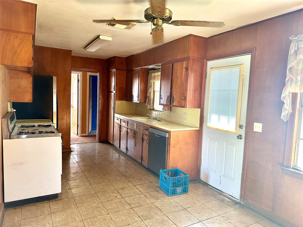 306 Carnation Street, Lake Jackson, Texas image 4