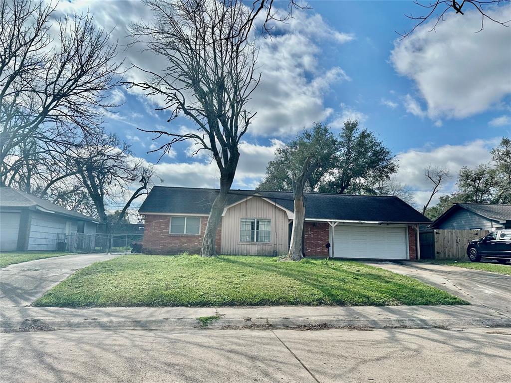 306 Carnation Street, Lake Jackson, Texas image 2