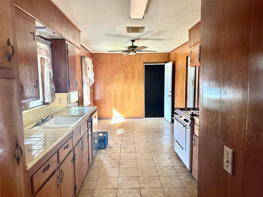 306 Carnation Street, Lake Jackson, Texas image 3