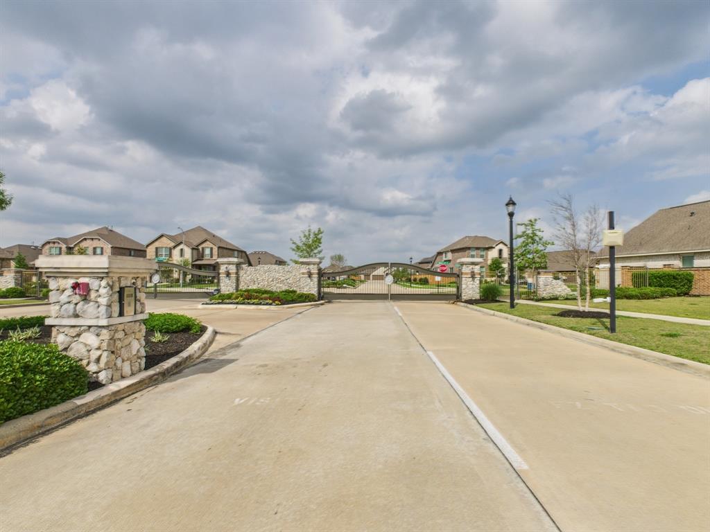 12527 Sabine Point Drive, Humble, Texas image 2