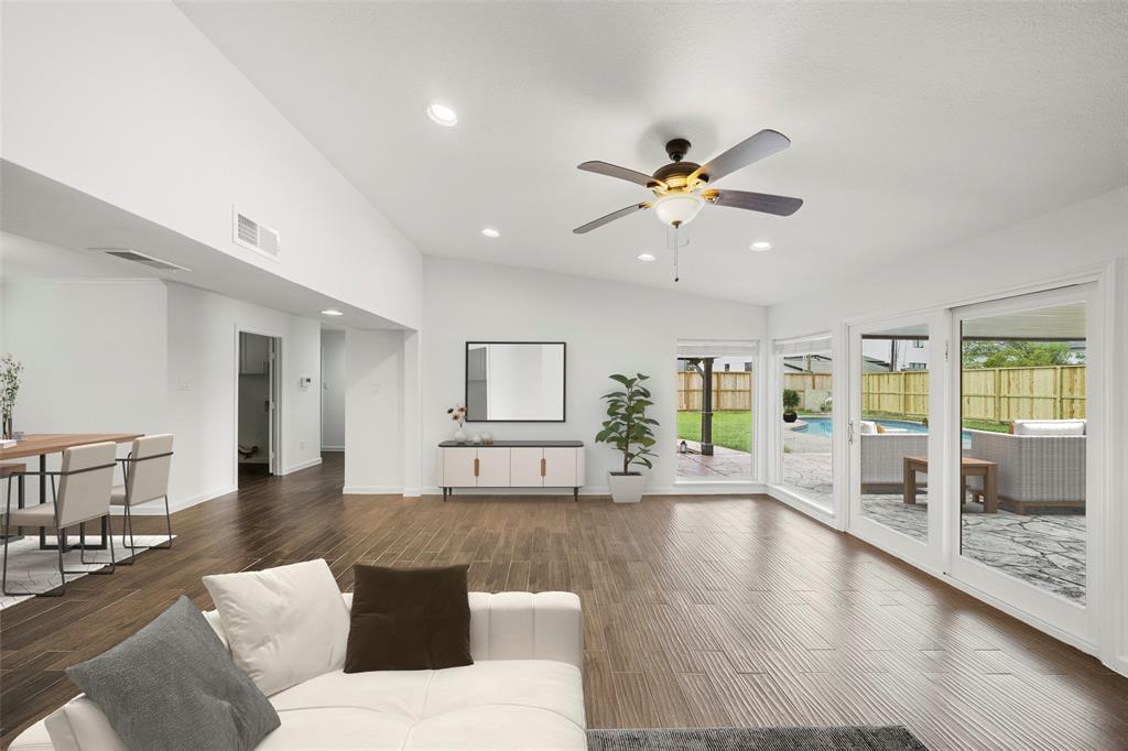 5050 Glenmeadow Drive, Houston, Texas image 6