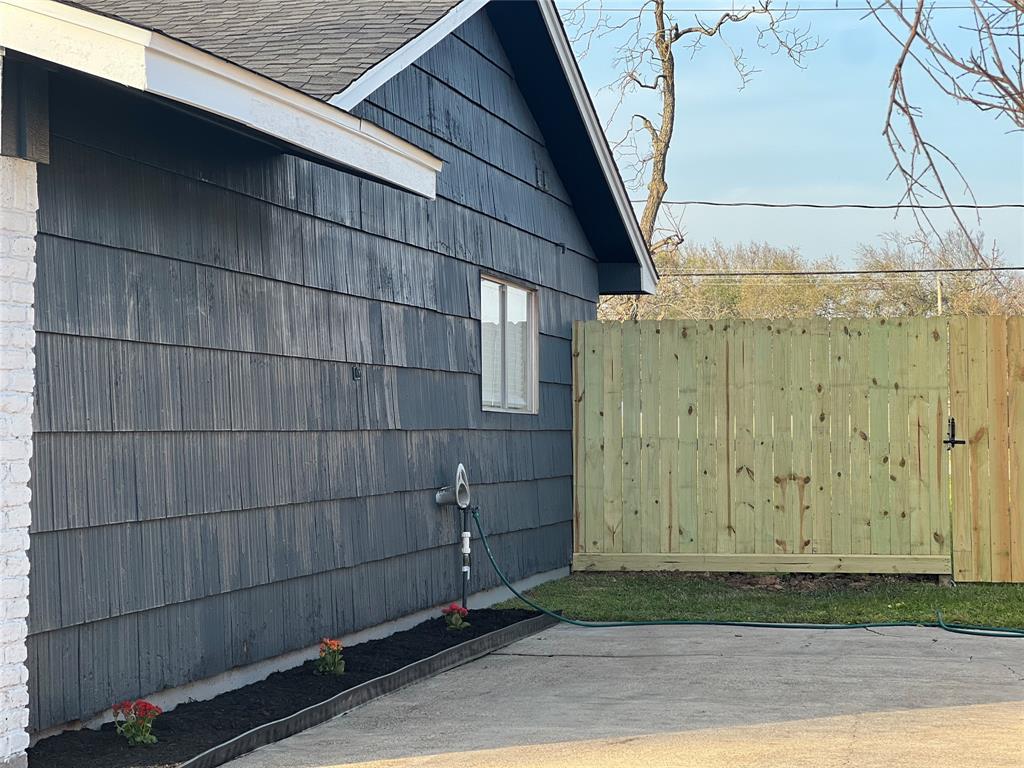227 Mimosa Street, Lake Jackson, Texas image 3