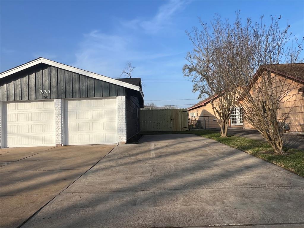 227 Mimosa Street, Lake Jackson, Texas image 2