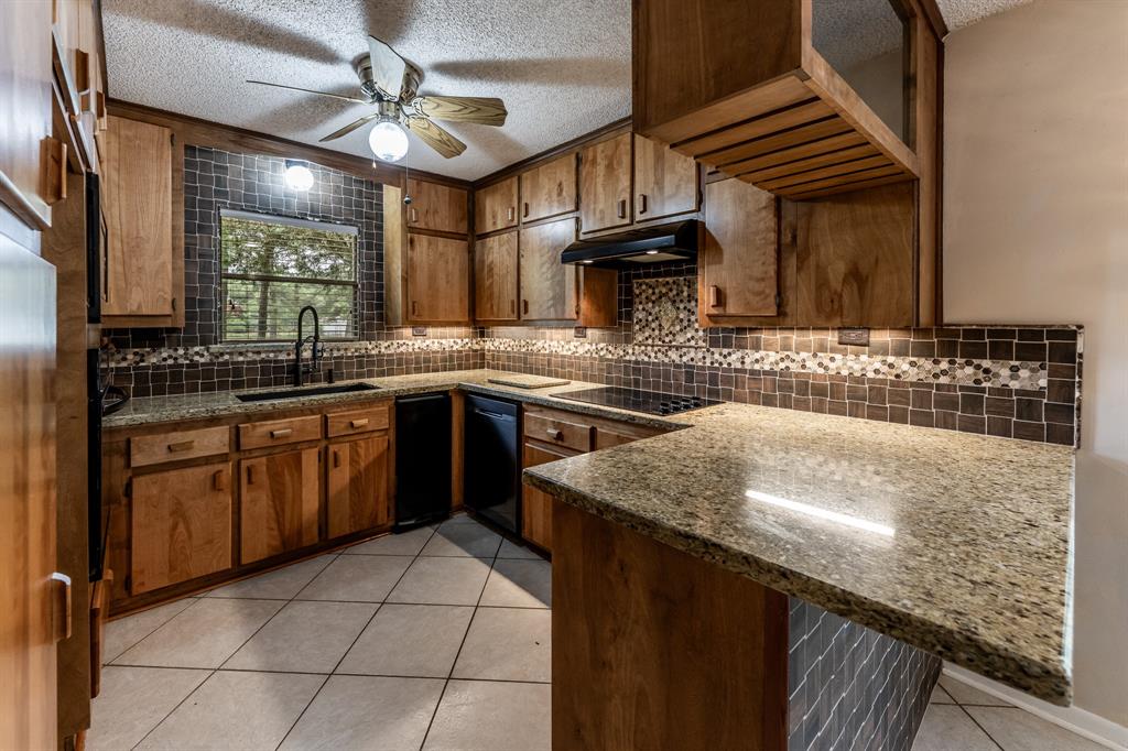 102 Trailwood Drive, Huntsville, Texas image 8