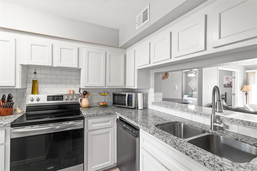 18800 Egret Bay Boulevard #406, Webster, Texas image 4