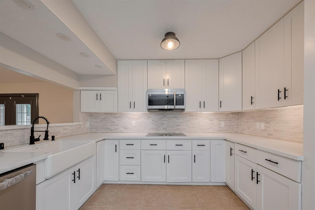 726 Canyon Springs Drive, La Porte, Texas image 6
