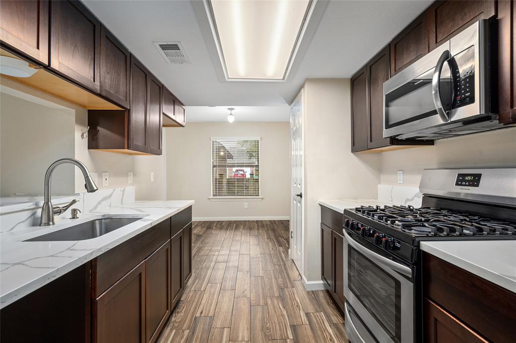 20 W Willowwood Court, The Woodlands, Texas image 2