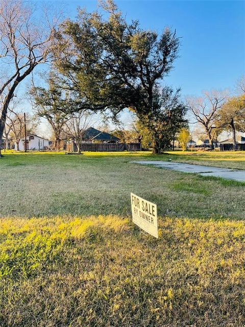 Vacant Land For Sale - 113 E Cypress Street<br/> Port Neches, TX 77651