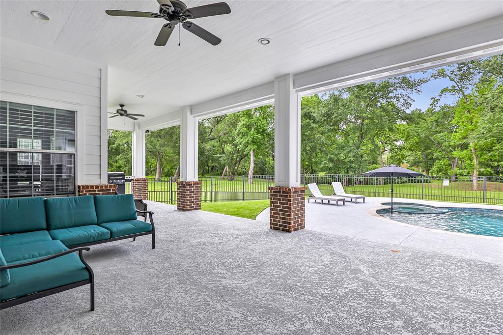 8118 S Laura Circle, Baytown, Texas image 9