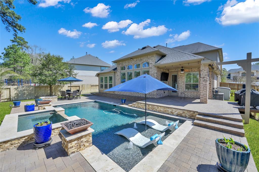 210 Reynosa Court, Pinehurst, Texas image 3