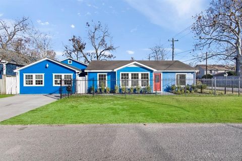 Photo of 329 E 25th Street, Houston, TX 77008 (MLS # 68405603) Photo of 329 E 25th Street, Houston, TX 77008 (MLS # 68405603)