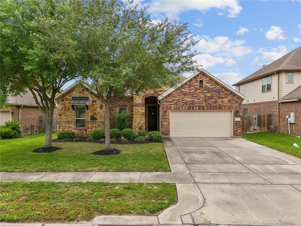 321 Westwood Drive, League City, Texas image 1
