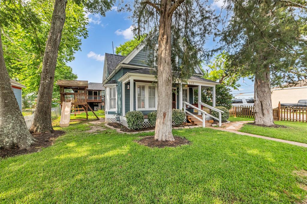 310 W Sidnor Street, Alvin, Texas image 2