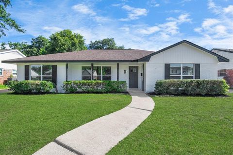 Single Family Residence in Houston TX 227 Coronation Drive.jpg