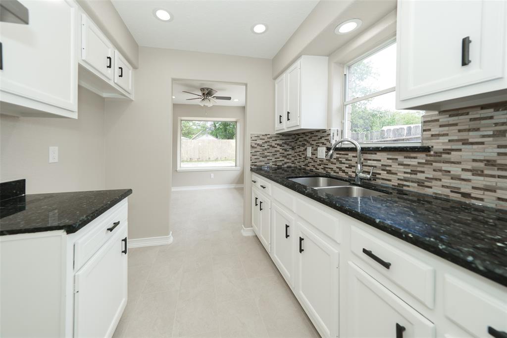 9607 Rumbling Wood Lane, Houston, Texas image 5