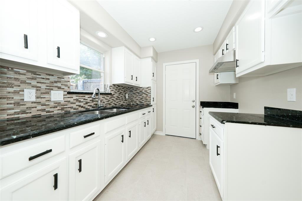 9607 Rumbling Wood Lane, Houston, Texas image 8