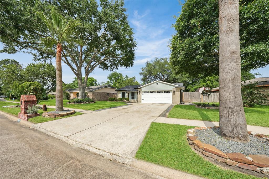 9607 Rumbling Wood Lane, Houston, Texas image 2