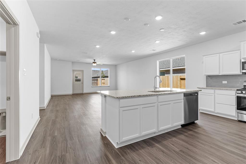 3061 Pampaneria Drive, Conroe, Texas image 5