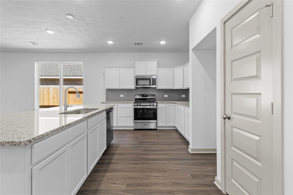 3061 Pampaneria Drive, Conroe, Texas image 6