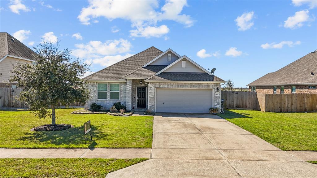 9611 Wincrest Drive, Mont Belvieu, Texas image 1