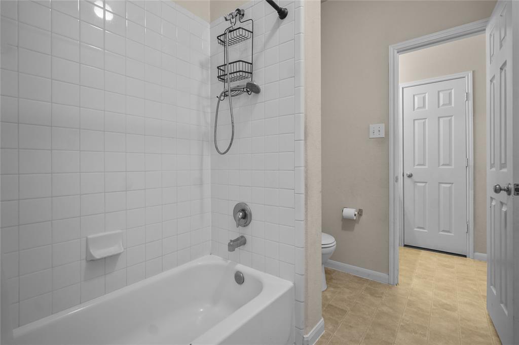 9611 Wincrest Drive, Mont Belvieu, Texas image 16