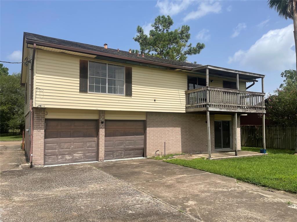 413 E Castle Harbour Drive, Friendswood, Texas image 2