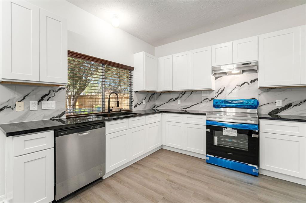 102 Lindencrest Court, Sugar Land, Texas image 16