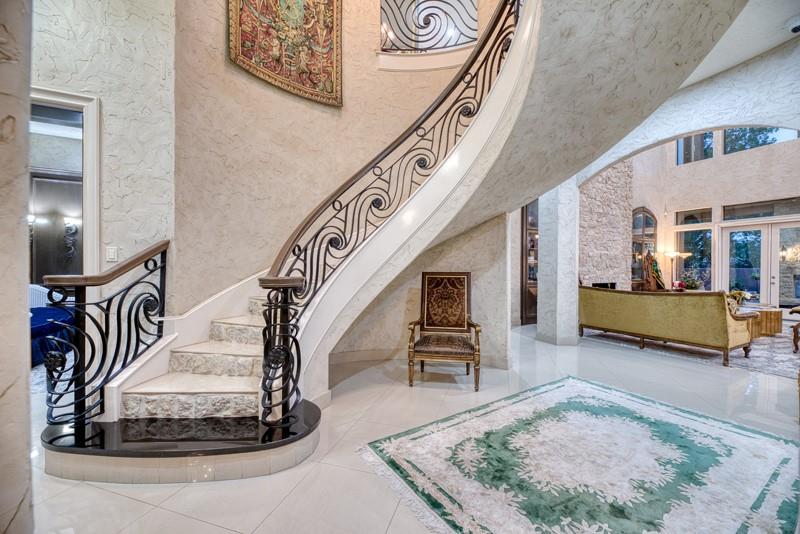 5703 Lakeshore Vista Drive