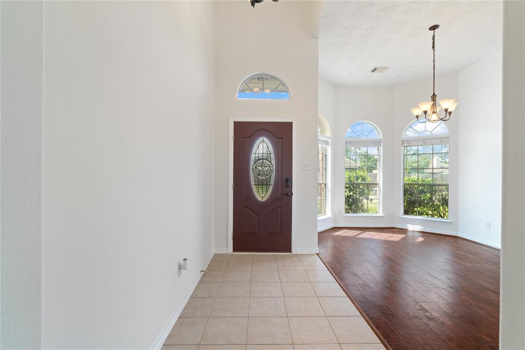 8119 Pinewood Crest Lane, Humble, Texas image 3